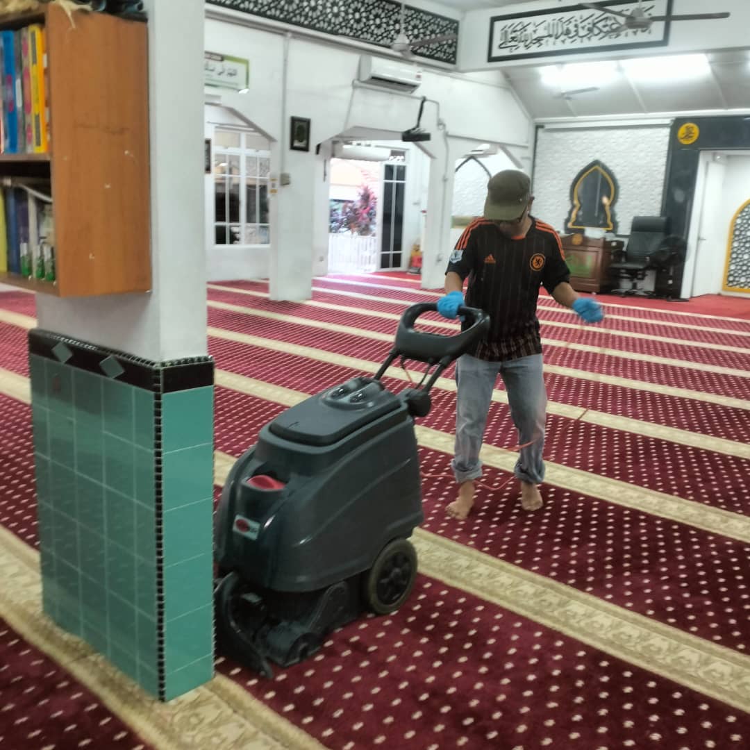 Industrial carpet extractor on mosque carpet