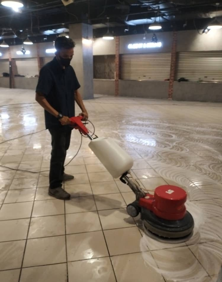 Tile polishing in a large commercial concourse