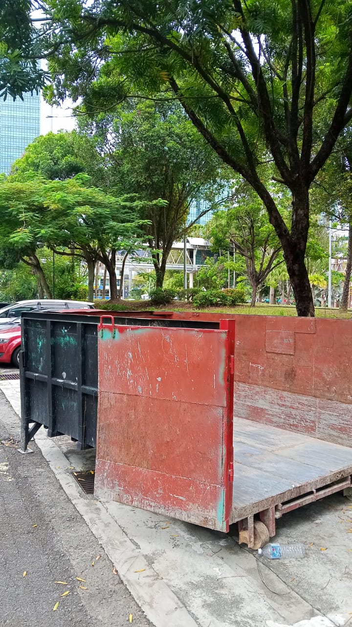 Roll-on roll-off bin placement for waste disposal