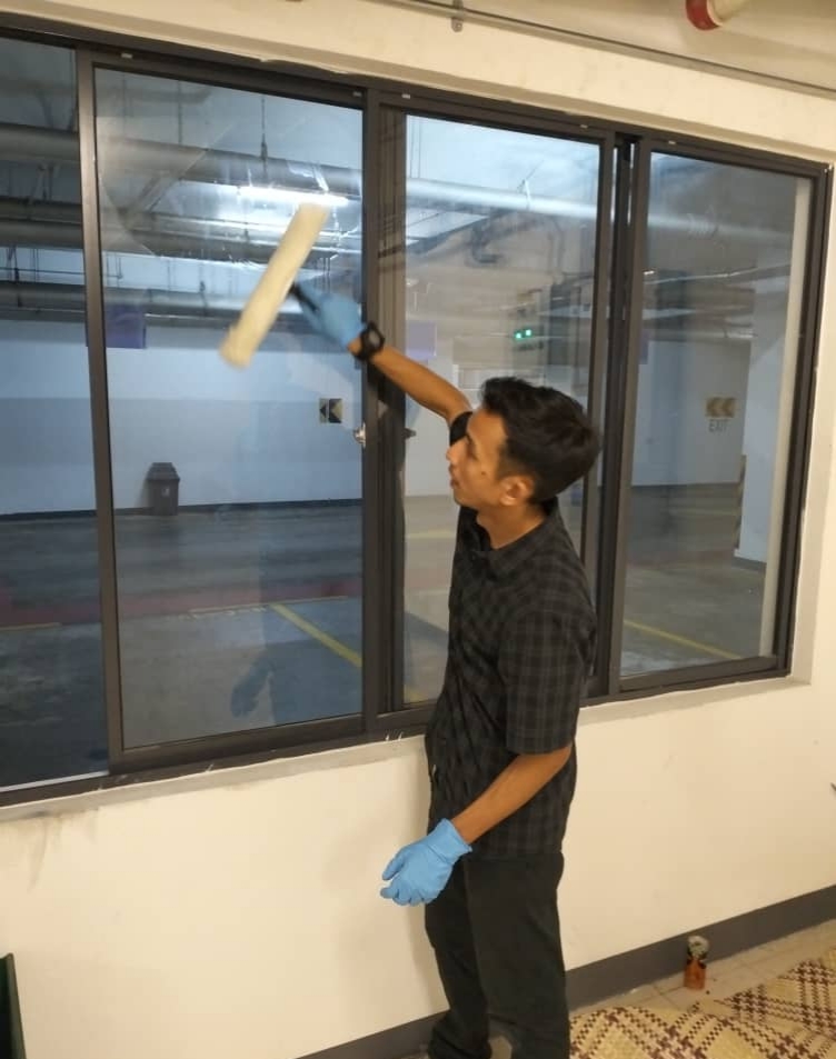 Glass window cleaning in a parking facility