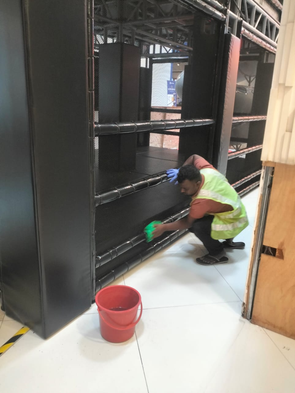 Deep cleaning of retail display shelves